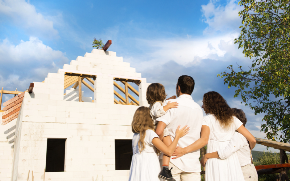 famille devant une maison en construction