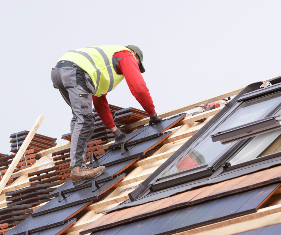 homme qui construit une toiture