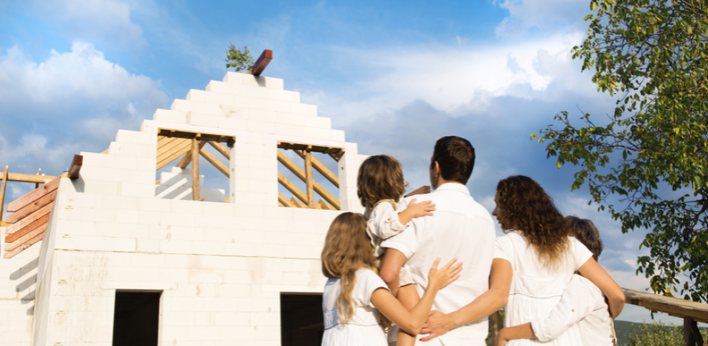 famille devant une maison en construction