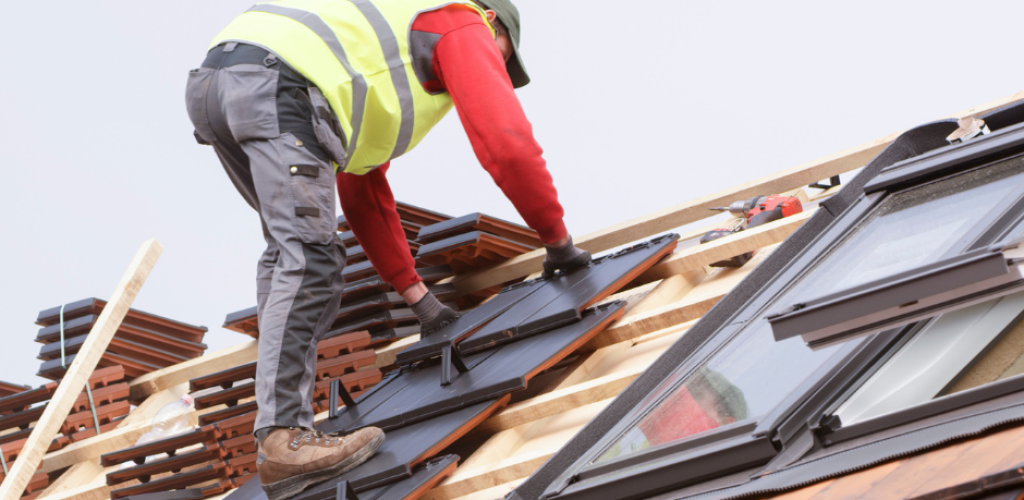 homme qui construit une toiture